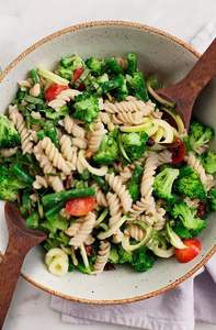 Un recipiente o tazón de madera con tapa utilizado para almacenar chapati y servirlos como vajilla hecha de madera de alta calidad. - Product Image 3