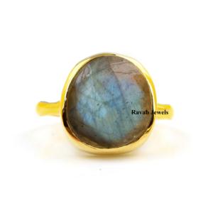 Vente en gros de bagues d'éternité pour femmes en argent sterling 925 avec pierre de labradorite naturelle bleue 12x13mm serti de lunette organique - Product Image 2