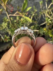 แหวนเพชรทองคำขาวที่สวยงามสำหรับผู้หญิงเครื่องประดับแสนสวยสำหรับงานหมั้นและเทศกาลจากอินเดีย - Product Image 3