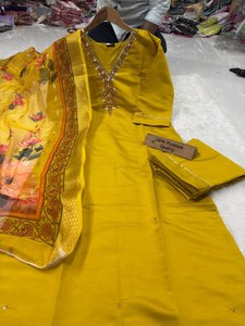 Salwar Kameez de Seda Romana Pura con Hermoso Trabajo Artesanal, Diseño Reversible de Estilo Moderno para Bodas y Ocasiones de Diwali - Product Image 2