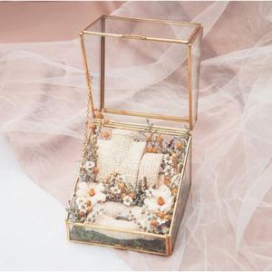 Boîte à bijoux en verre et laiton carrée de haute qualité, boîte à alliances, boîte à souvenirs, vitrine, décoration d'intérieur, organisateur de rangement en vente - Product Image 1