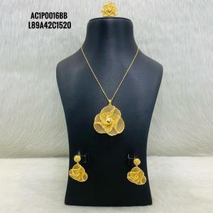 Ensemble de pendentifs de haute qualité au design tendance avec boucles d'oreilles et bagues en plaqué or 18 carats pour femmes - Product Image 1