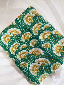 Tissu en coton imprimé à la main 100% avec des motifs indiens traditionnels Textile artisanal pour vêtements - Product Image 3