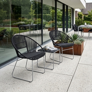 Fauteuil d'extérieur noir tressé avec cadre métallique blanc en forme de traîneau, chaise d'appoint en corde tressée pour patio, design artistique et décoratif - Product Image 2