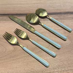 Ensemble de couverts au design classique de luxe en acier inoxydable avec finition dorée, parfait pour les repas au restaurant et la table élégante - Product Image 3