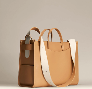 Sac fourre-tout minimaliste en cuir marron avec une large bandoulière crème élégante. Disponible aux prix de gros. - Product Image 1