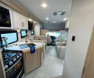 Autocaravana Usada en Venta Rápida, Modelo 2021-2024, Thor Motor C-Coach Clase C, CHATEAU 22E, Limpia, para Campamentos - Product Image 2