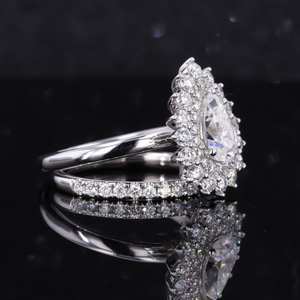 Bague de fiançailles exclusive en moissanite poire à double halo avec alliance demi-éternité Bijoux en or 18 carats Fournisseur en gros direct - Product Image 6