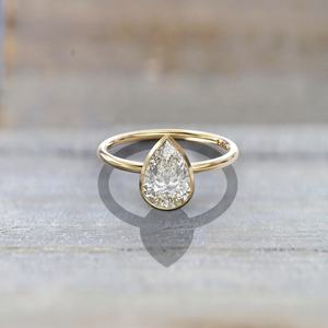 Bague solitaire en or jaune 14 carats de luxe, diamant de laboratoire taille poire de 1,11 carat, pour un cadeau de mariage ou d'anniversaire pour les petites amies - Product Image 1