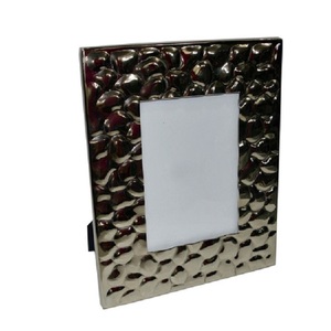 Marcos de terciopelo con diseño en relieve y borde de latón con acabado plateado, los marcos de retrato más vendidos para uso con certificados. - Product Image 4