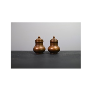 Ensemble de sel poivre en laiton doré poli avec une finition propre et un profil simple conçu pour correspondre à tous les types de vaisselle - Product Image 5