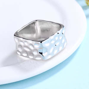 Anello Regolabile in Argento Sterling con Finitura Martellata Quadrata, Lucidatura Elevata, Diamante Taglio Principessa Incastonato, Regalo per Ogni Occasione Certificato IGI - Product Image 2