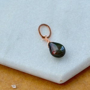 Pendentif en opale noire en forme de larme, pierre précieuse multicolore d'octobre, plaqué or rose, charme délicat fait à la main, bijoux - Product Image 1