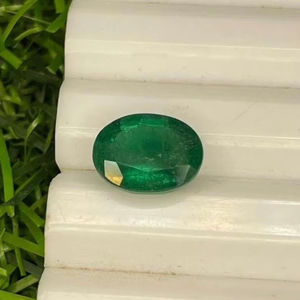 Esmeralda natural facetada de corte ovalado. Gema de esmeralda suelta. - Product Image 1