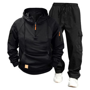 Conjunto Deportivo de Dos Piezas para Hombre, Color Negro, Estilo Cargo, Chaqueta con Capucha de Forro Polar con Media Cremallera y Pantalones Deportivos Cargo - Product Image 1