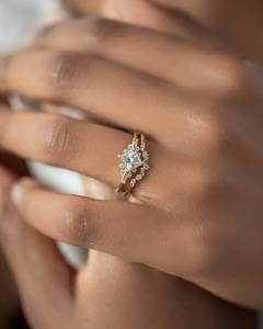 Elegante anillo de diamante certificado IGI chapado en oro de 14 quilates brillo clásico para amantes de la joyería minimalista suministro al por mayor de fiesta de boda - Product Image 3