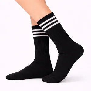 Chaussettes de sport longues à rayures blanches avec motif coloré - Product Image 2