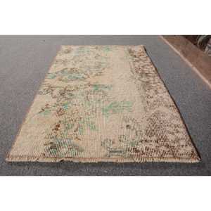 Tapis turc vintage 1.7 X 2.6ft fait à la main en laine bleu beige avec motif abstrait rectangulaire en peluche pour chambre à coucher - Product Image 2