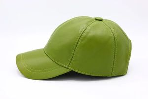 Vente en gros Casquette de baseball en cuir unisexe de luxe à 6 panneaux, couleurs unies avec logo personnalisé, couvre-chef à boucle en métal, caractéristique commune du tissu - Product Image 2