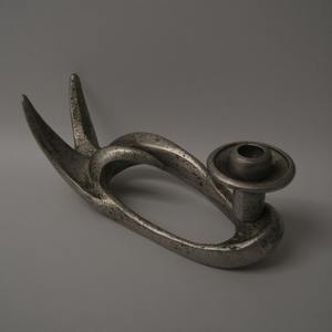 Portavelas de cuerno de Reno fundido de aluminio elegante con superficie de oro antiguo artesanal hecho a mano que ofrece acento decorativo - Product Image 4