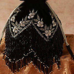 2025 @ Bolsas de potli bordadas a mano para mujer en tela de terciopelo con cuentas de cristal adornadas, trabajo de bordado Dabka - Product Image 1