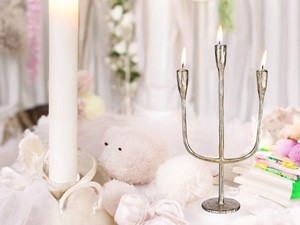 "คลาสสิกเชิงเทียนสีเงิน5แขนดีไซน์หรูหราเหมาะสำหรับการตกแต่งคริสต์มาสหรือวันหยุดที่มีสไตล์และรื่นเริง" - Product Image 4