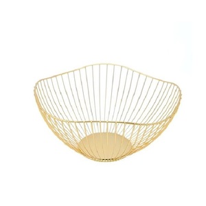 Cesta de Frutas y Cubo de Metal Color Dorado con Diseño de Piña, Accesorios de Cocina Modernos y Contemporáneos para Mesa - Product Image 3