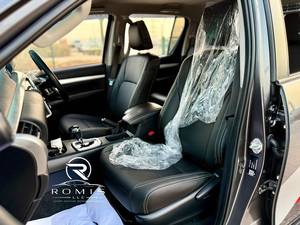 Toyota Hilux GR Sport 2024 Doppia Cabina Pickup, Trasmissione Automatica, Guida a Sinistra, Veicolo Utilitario a Benzina - Product Image 4