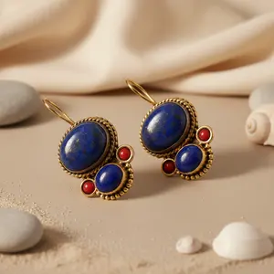 Boucles d'oreilles pendantes en lapis-lazuli et corail plaqué or lustré - Product Image 1