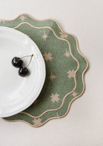 Élégants sets de table en lin faits à la main avec broderie pour la décoration de la salle à manger et les réunions de famille - Product Image 3