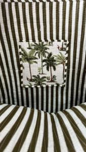 กระเป๋าผ้าฝ้ายอินเดียทำด้วยมือกระเป๋าสะพายไหล่สำหรับผู้หญิงพิมพ์ลายดอกไม้18ใบใช้ซ้ำได้เปิดปิดพื้นหลังสีขาว - Product Image 4