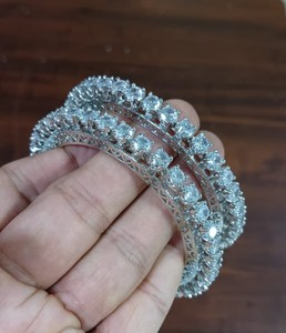 BRACELETS AMÉRICAINS DE STYLE CLASSIQUE EN DIAMANT BRACELETS PLAQUÉS ARGENT TRADITIONNELS ET À LA MODE ET ZIRCON CUBIQUE POUR FEMMES ET FILLES - Product Image 2