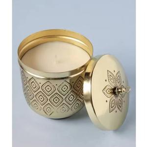 Tarros de vela de metal de hierro hechos a mano con tapa Taza de vela martillada con acabado dorado para la decoración del hogar y la boda - Product Image 3