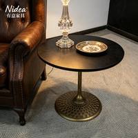 Mesa Auxiliar Redonda Moderna de Lujo Nidea con Tapa de Madera Maciza y Base de Latón Martillado, Mesas de Centro Apilables para Club o Bar