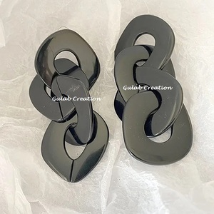 Nouveauté 2025 – Boucles d'oreilles pendantes en résine noire de haute qualité pour femmes, pendentif cercle irrégulier, style tendance pour jeunes filles - Product Image 3
