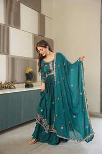 Impresionante Nueva Colección de Diseñador, Atuendo de Fiesta, Vestido de Seda Noha Crush con Dupatta y Sharara, Bordado Intenso con Lentejuelas - Product Image 5