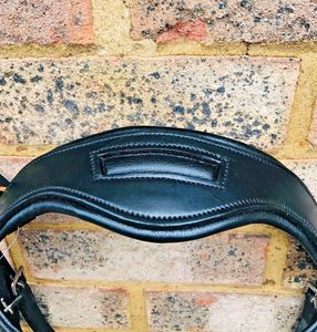 Bride à langer anatomique brevetée pour cheval en épi complet rembourré Cutback Poll Relief en cuir marron noir Design anatomique - Product Image 1