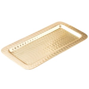 Plateau de service rectangulaire martelé en métal doré moderne en gros, plat décoratif en métal pour la maison et la cuisine à bon prix - Product Image 1