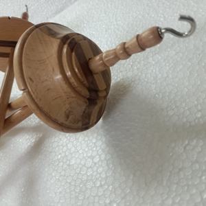 Broches en bois sur mesure idéales pour les magasins d'approvisionnement en fil et fibre pour la revente en bois de manguier - Product Image 2