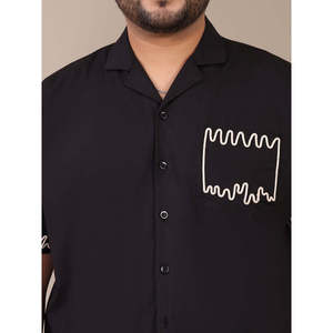 Chemise décontractée noire grande taille pour homme Amanush avec motif géométrique brodé à la main, manches courtes, col rabattu, tenue d'été - Product Image 2