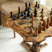 Table d'échecs pliable artisanale en bois d'olivier de luxe ArtisRaw, bords bruts, pièces en bois écologiques, durables et authentiques pour le jeu