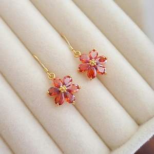 Boucles d'oreilles à crochet en forme de fleur rouge ambre, rubis rouge naturel, argent sterling plaqué or 18 carats, coupe poire, style vintage victorien - Product Image 6