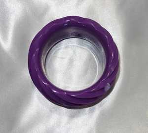 Brazalete de Resina con Púas Moradas, Moderno y Elegante, Diseño Unisex de Alta Calidad, Acrílico, para Mujer - Product Image 3