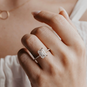 Solitario de diamante cultivado en laboratorio de corte esmeralda de 1,5 quilates para mujer con anillo de compromiso acento con oro blanco de 14 quilates VS2 Clarity E Color - Product Image 2