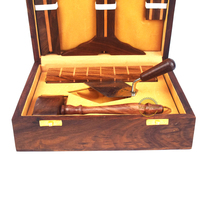 Ensemble d'outils de travail maçonniques en bois de roosewood de luxe en bois-Plumb-Square-and-Rule-avec truelle dorée et thème de couleur crème.