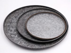 Plateau de cuisine rond en métal galvanisé fait à la main avec des bords ondulés, écologique, durable, polyvalent, décoratif - Product Image 4