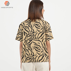 เสื้อยืดผู้หญิงสีพื้น – เสื้อยืดลำลองพิมพ์ลายฉลากแบบกำหนดเอง แขนครึ่ง หลายสี - Product Image 2