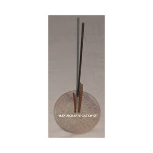 แท่นวางธูปทรงกลมทำจากหินสบู่ธรรมชาติ ทนทานและมีผิวเงางาม ดีไซน์ลายดอกไม้ ทำด้วยมือ ใช้สำหรับวางธูปในบ้าน - Product Image 1