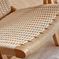 Fauteuil lounge en bois massif nordique avec assise en corde tressée, design scandinave pour hôtel, complexe hôtelier, réception et espace extérieur