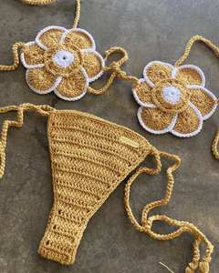 Traje de Baño de Una Pieza de Alta Gama Personalizado para Mujer, Bikini Sexy con Cuello en V y Flores Tejidas a Crochet, con Logotipo en la Cintura - Product Image 5